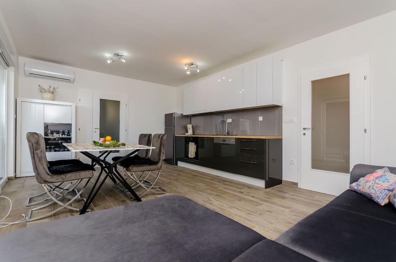 Apartment Rozalia Трогир Екстериор снимка